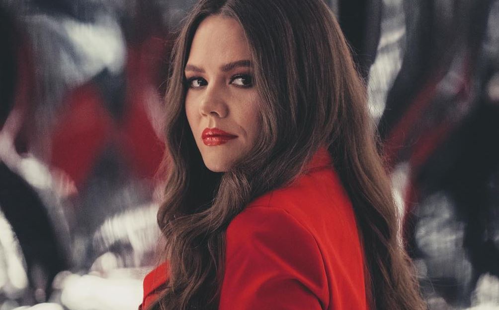 Cartaz dos shows de Jesse & Joy em 2027 mostra o nome de Jesse quase transparente.